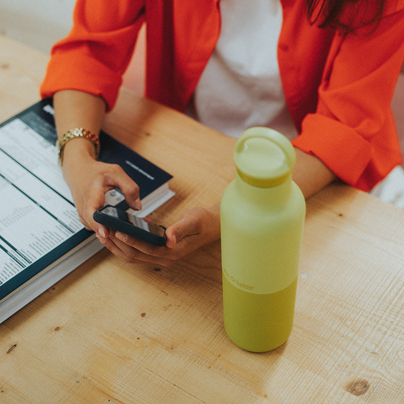 daily-on-the-go-set-t9 20oz_rise_classic_insulated_bottle_acacia_worker_phone_square.jpg