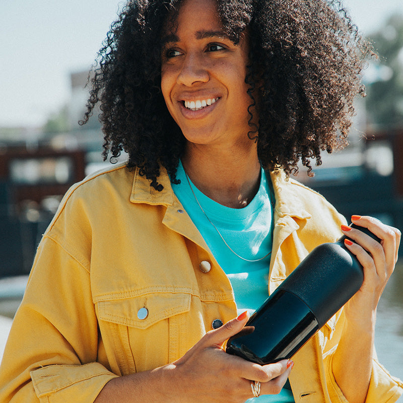 daily-on-the-go-set-t9 20oz_rise_classic_insulated_bottle_black_woman_smile_square.jpg